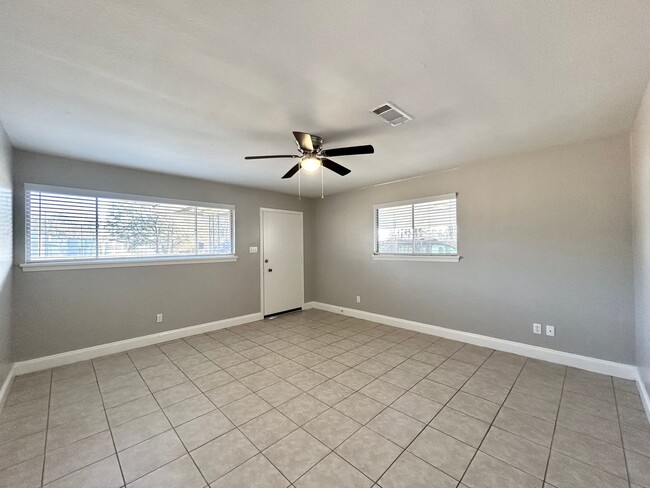 Building Photo - CENTRAL 3BR Private home!  Discounted Move...