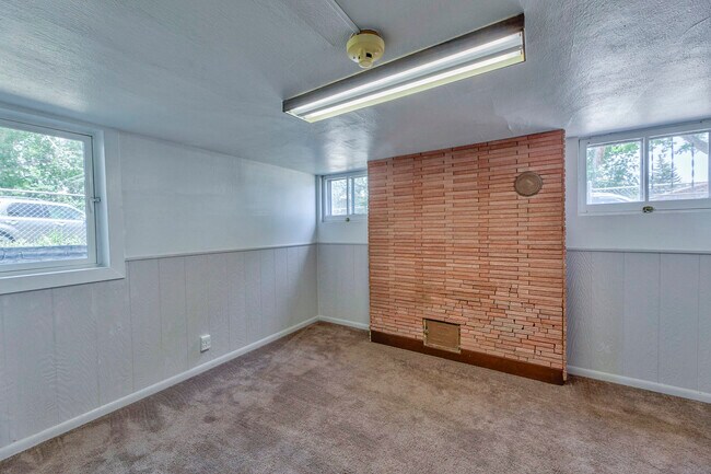Building Photo - Duplex Fremont St