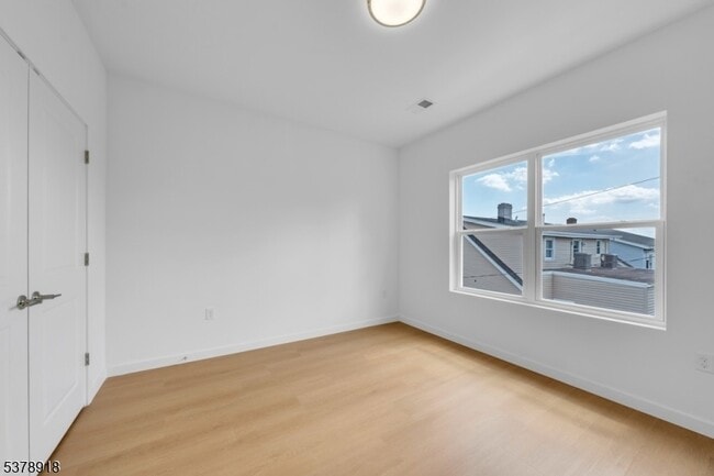 Building Photo - 320 Hawthorne Ave