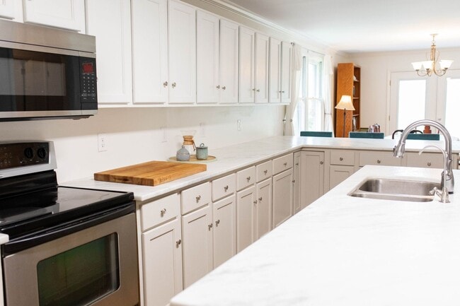 Building Photo - Beautiful 3 bedroom 2 bathroom brick home ...