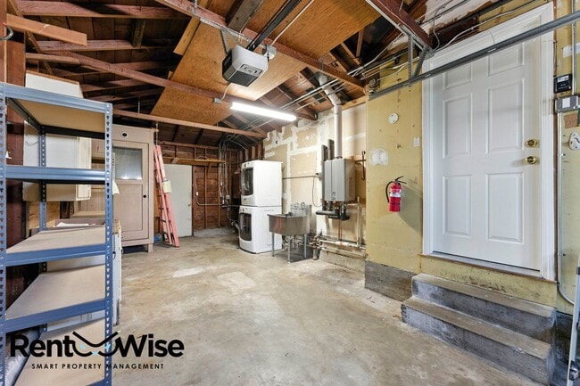 Building Photo - 1121 Killarney Ln