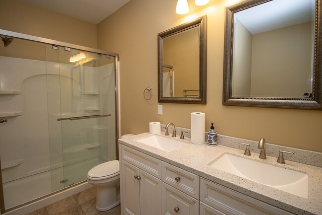 Building Photo - Immediate move-in! Short-term lease! Spaci...