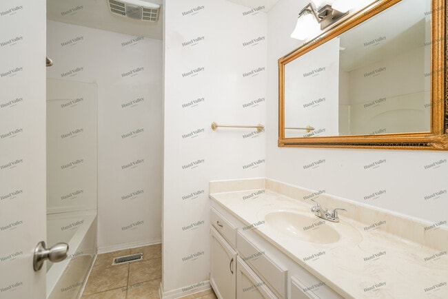 Building Photo - 2613 W Houston Pl