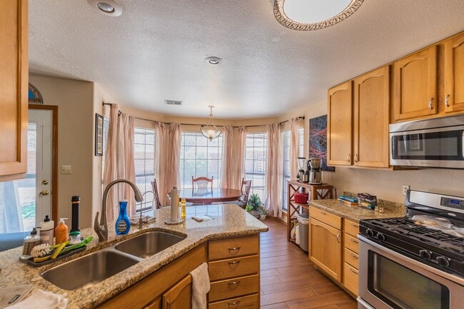 Building Photo - Beautiful 4 Bedroom 2 Bath Home!