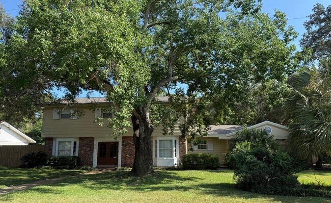 Building Photo - 905 Poinciana Dr