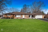Building Photo - 304 W Golf Rd