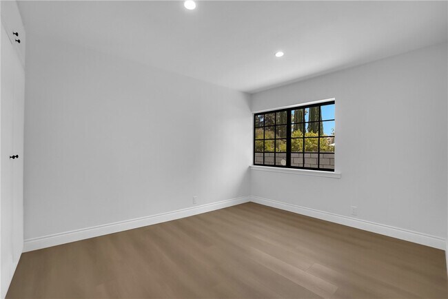 Building Photo - 325 W Le Roy Ave