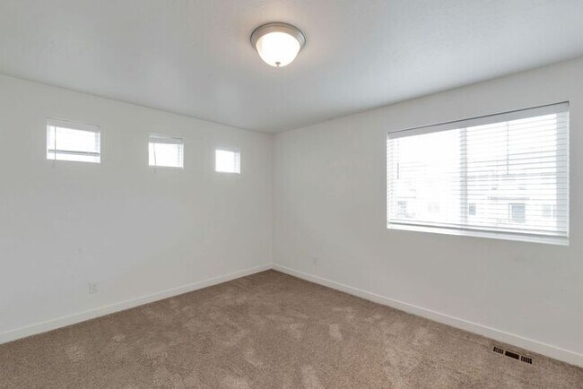 Building Photo - Like New Chic, Modern Spotless w 2 car attached