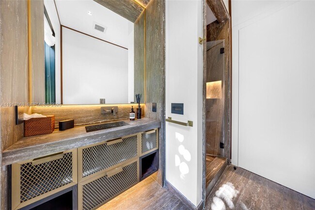 Building Photo - 200 W Rivo Alto Dr