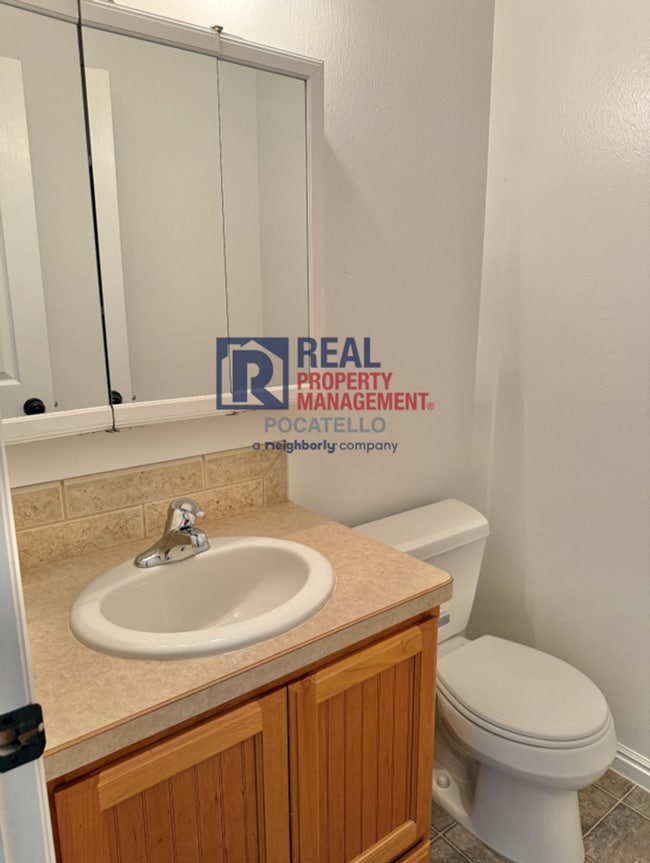 Building Photo - MOVE IN SPECIAL - 5 Bedroom 3.5 Bath Duple...