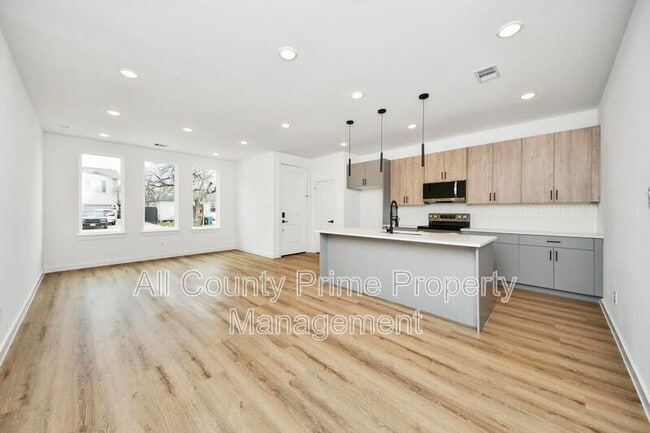 Building Photo - 5201 Fairchild St
