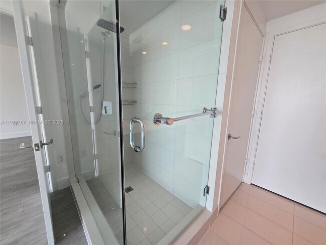 Building Photo - 460 NE 28th St