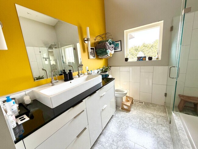 Building Photo - Contemporary 2 bedroom, 2.5 bath home in the heart of Route 66.