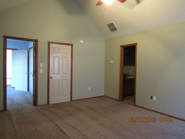 Building Photo - Crown Pointe Area!! PETS ARE NEGOTIABLE WI...