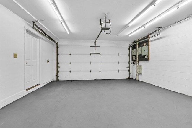 Building Photo - 234 Cliff St