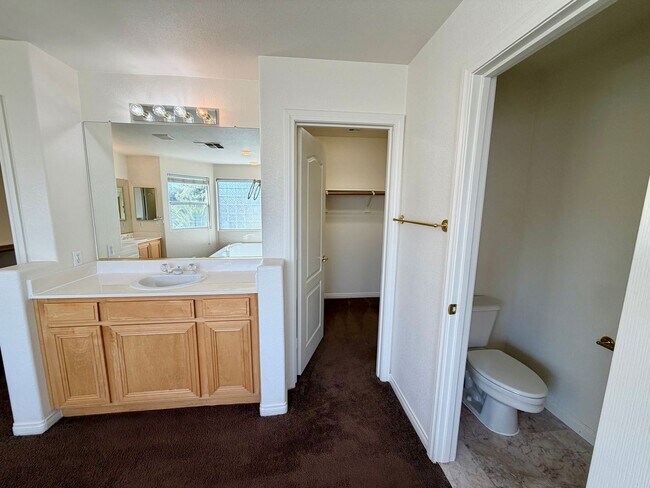 Building Photo - Lovely, large 4 bedroom