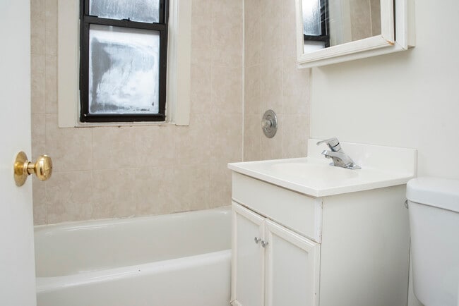 Building Photo - 837 W Cornelia Ave