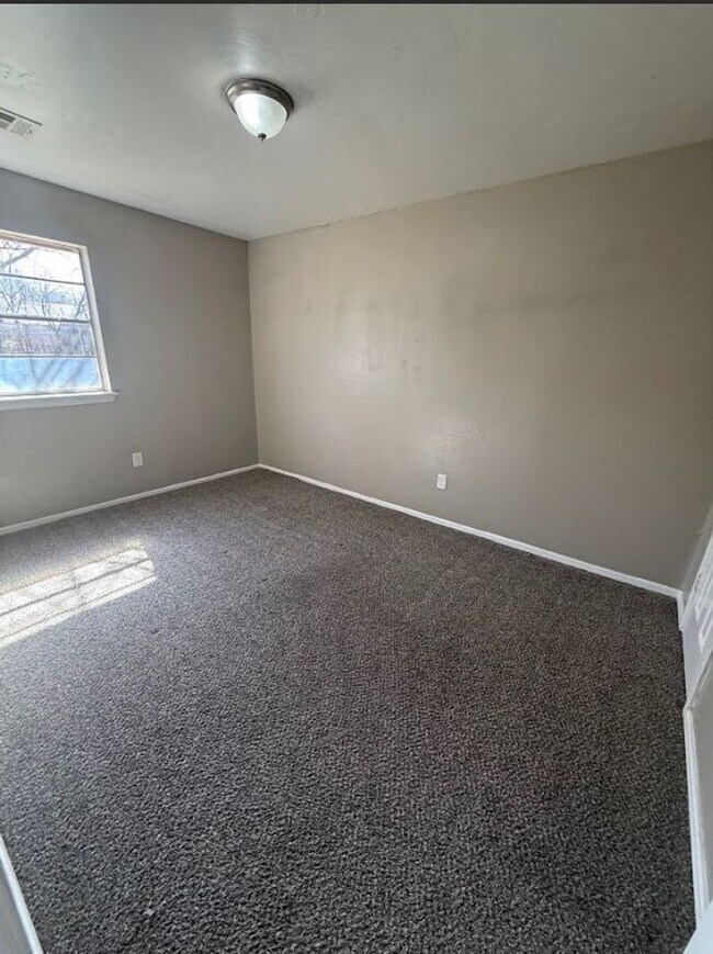 Building Photo - Beautiful, spacious home in Del City!