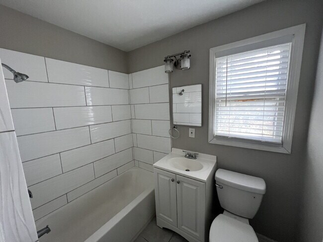 Building Photo - One bed/One bath close to Woodlawn Lake