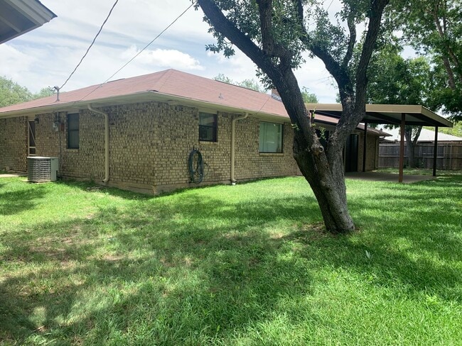 Building Photo - Cozy and Quaint 2 bedroom 2 bath with bonu...