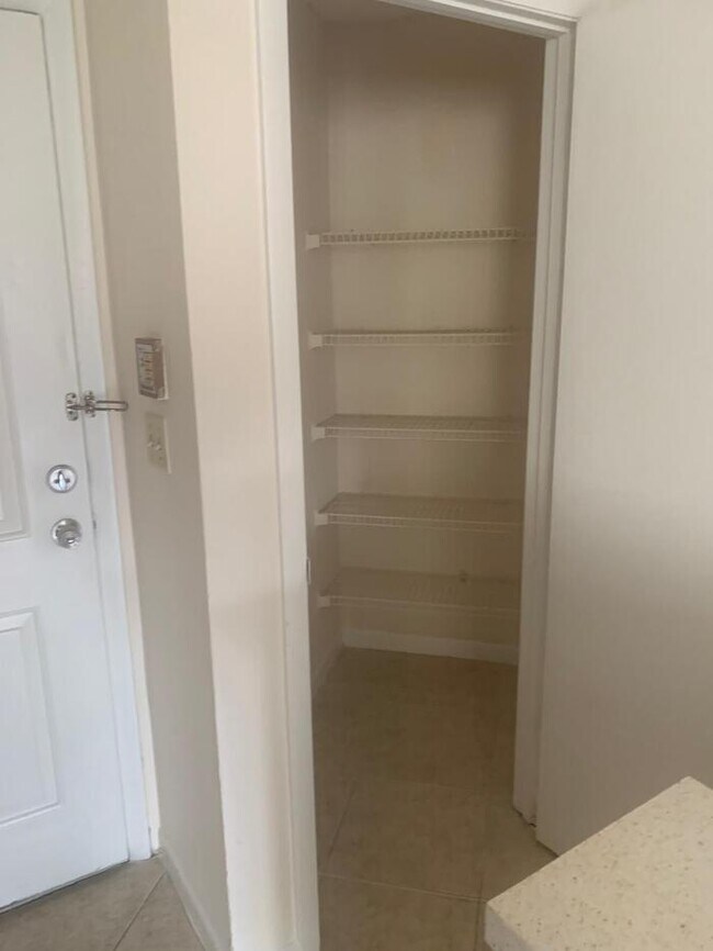 Building Photo - Split plan spacious 2bed/2batj