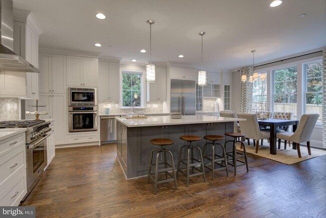 Building Photo - 5700 Tanglewood Dr