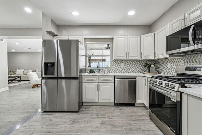 Building Photo - 2 S Treasure Dr