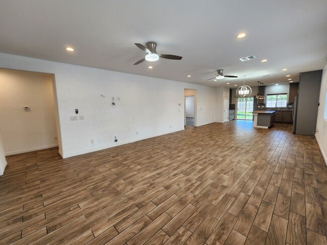 Building Photo - Single Story with Casita