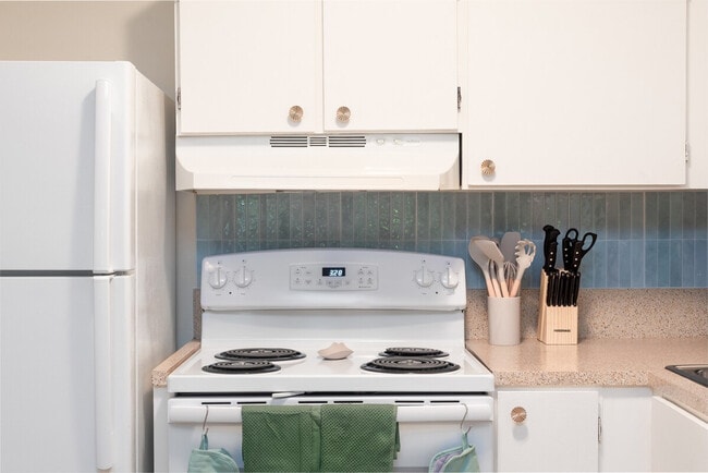 Building Photo - 2348 S Vermont St