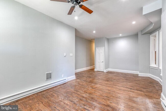 Building Photo - Amazing Unit