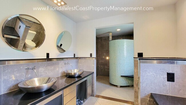 Building Photo - CLASSIC SARASOTA POOL HOME WITH UPDATES AN...