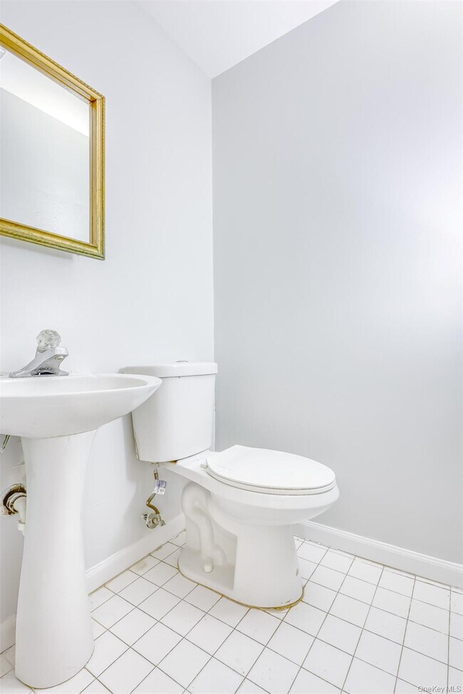 Building Photo - 23 Gladys Dr