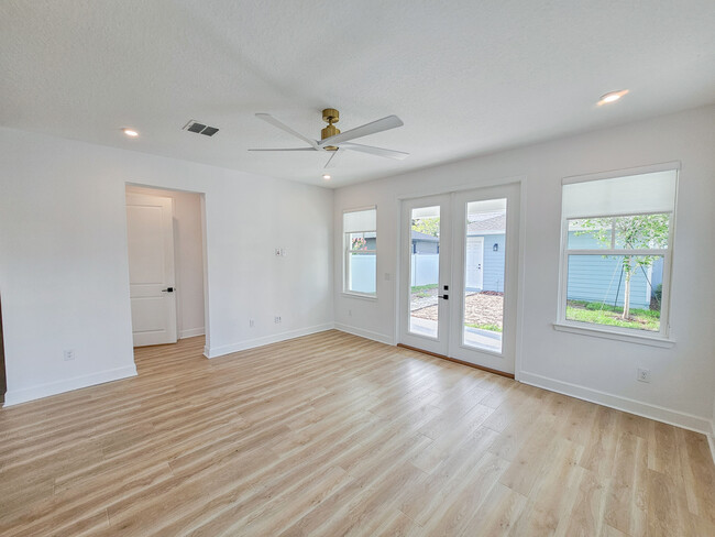 Building Photo - 408 E Oak Ave