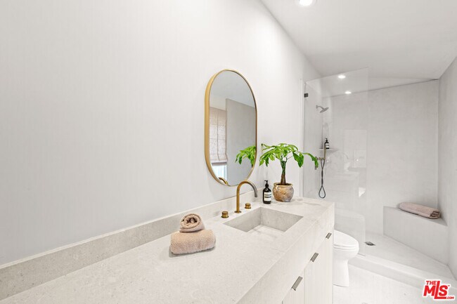 Building Photo - 6475 Zuma View Pl