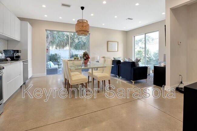 Building Photo - 2056 Roselawn St