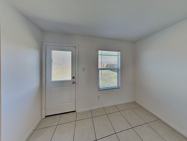 Building Photo - Modern Comfort Meets Prime Location – Single-Story Living at Its Best!
