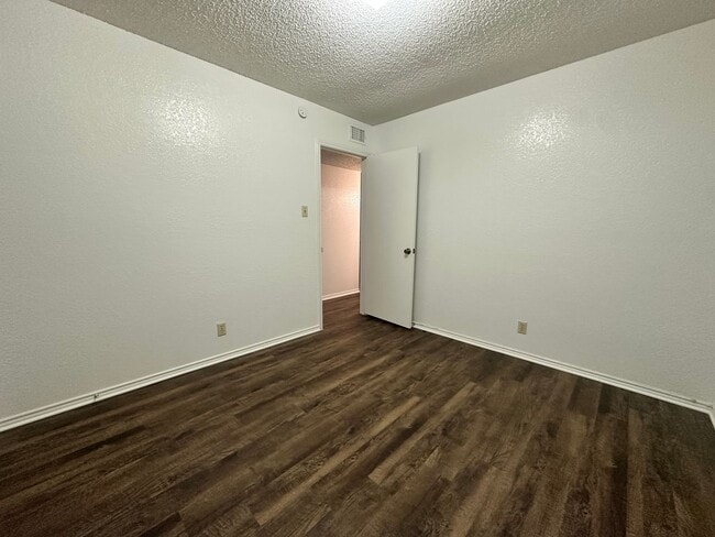 Building Photo - Coming Soon! Nice 2 Bedroom, 2 Full Bath Duplex Located in Saginaw.