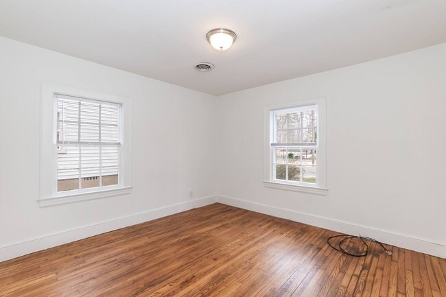 Building Photo - 3 Bed/2 Bath with a great back yard!