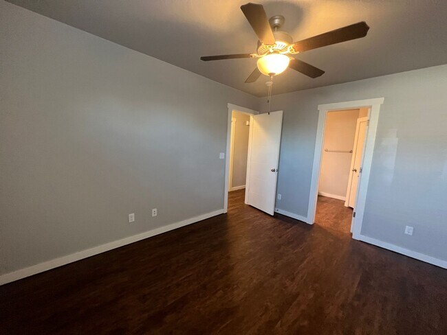 Building Photo - 3 Bed 2 Bath Duplex in Moore Schools!