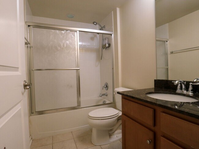 Building Photo - 4BR Corner Townhome in West Broad Village