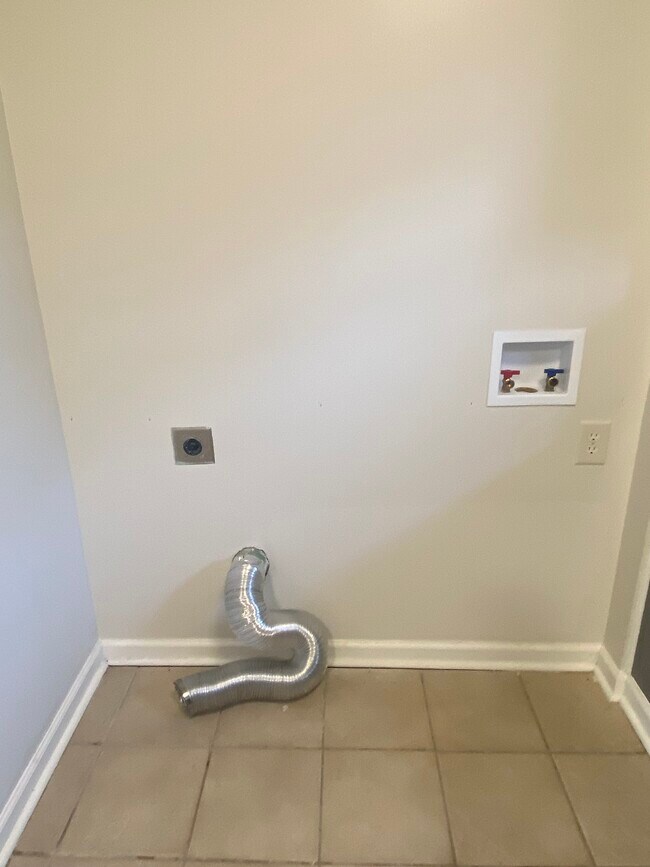 Building Photo - 5167 Goodyear Dr