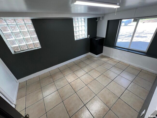 Building Photo - 416 W Main St