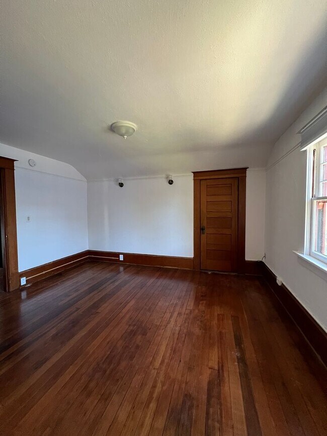 Building Photo - Charming 1910 Craftsman Home – 3BR/2BA + B...