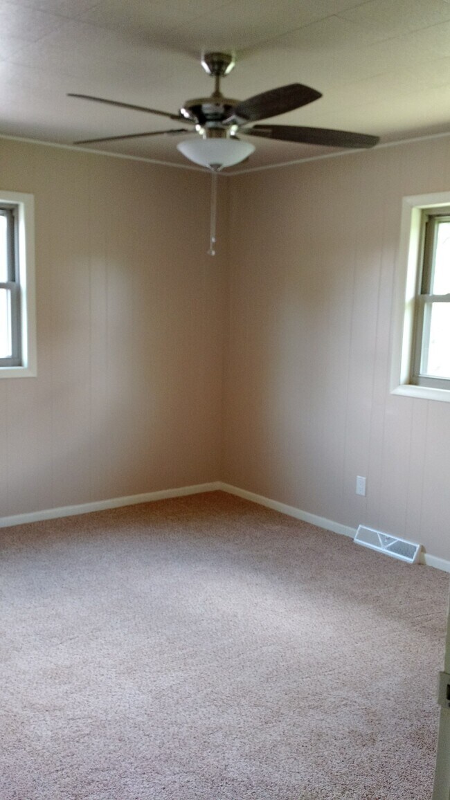 Building Photo - N2724 Duvenick Ln