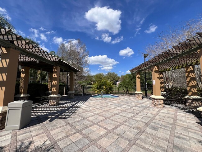 Building Photo - Great townhouse -  available now!