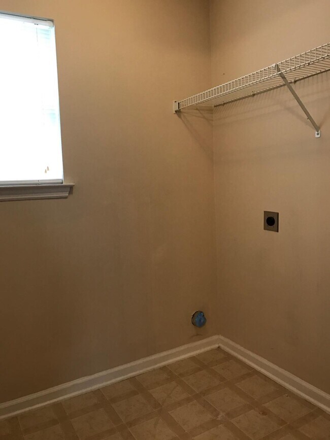 Building Photo - 881 Gerardi Rd