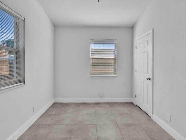 Building Photo - 525 NW 10th Ave