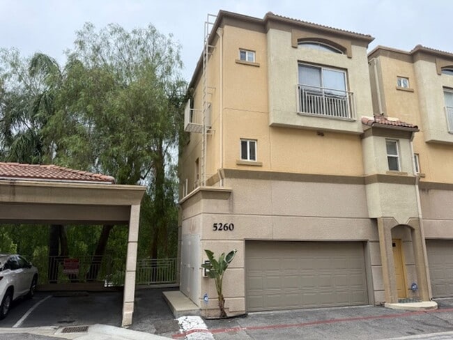 Building Photo - Remodeled 3BD Corner Townhome + Dual Primary Suites + Views | Bella Montana