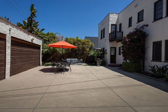 Building Photo - Beautifully Restored 3BR Miracle Mile Duplex | 1,725 SF | Near Metro D Line