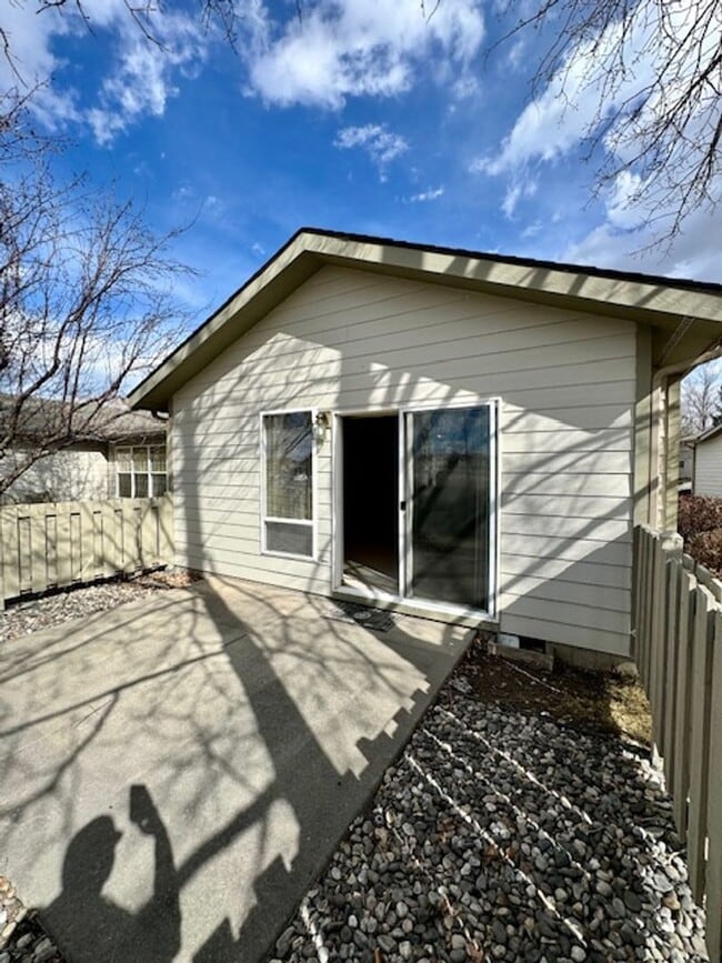 Building Photo - 2 Bedroom, 2 Bathroom Townhouse